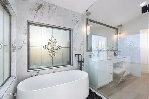 Bath - 1643 W Griswold Rd, Phoenix, AZ 85021 photo 9 of 12