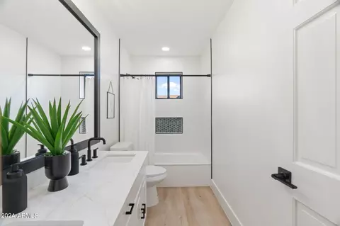 Bath - 1643 W Griswold Rd, Phoenix, AZ 85021 photo 6 of 12