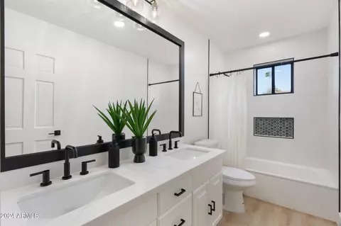 Bath - 1643 W Griswold Rd, Phoenix, AZ 85021 photo 5 of 12