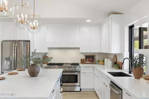 Kitchen - 1643 W Griswold Rd, Phoenix, AZ 85021 photo 7 of 11