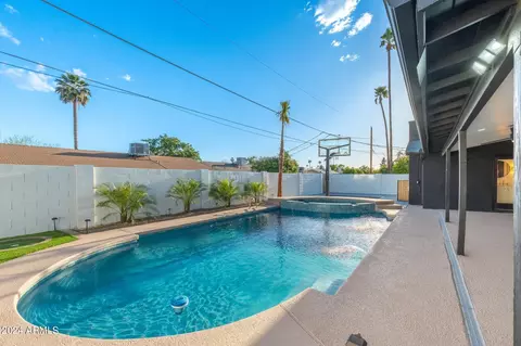 Exterior - 1643 W Griswold Rd, Phoenix, AZ 85021 photo 7 of 12