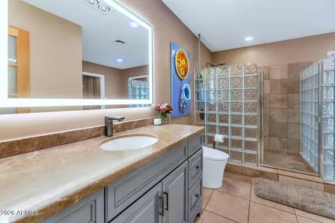 Bath - 2260 E Palmaire Ave, Phoenix, AZ 85020 photo 2 of 3
