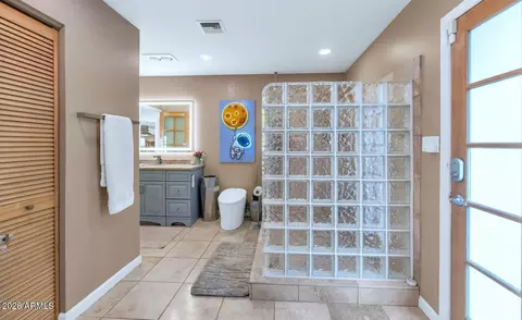 Bath - 2260 E Palmaire Ave, Phoenix, AZ 85020 photo 1 of 3