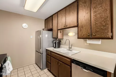 Kitchen - 5525 E Thomas Rd #O8, Phoenix, AZ 85018 photo 3 of 4