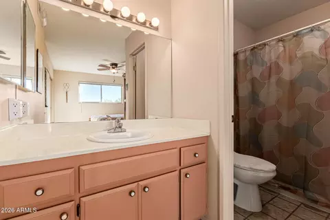 Bath - 5525 E Thomas Rd #O8, Phoenix, AZ 85018 photo 1 of 2