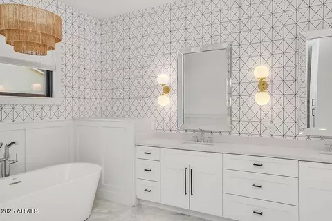 Bath - 3924 E Roma Ave, Phoenix, AZ 85018 photo 1 of 1