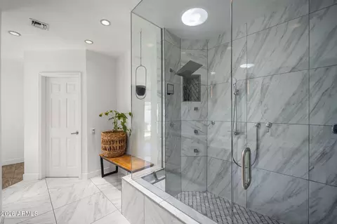 Bath - 4215 E Flower St, Phoenix, AZ 85018 photo 3 of 5