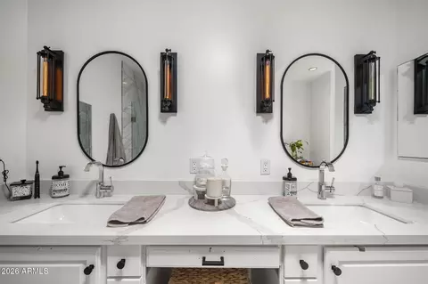 Bath - 4215 E Flower St, Phoenix, AZ 85018 photo 2 of 5