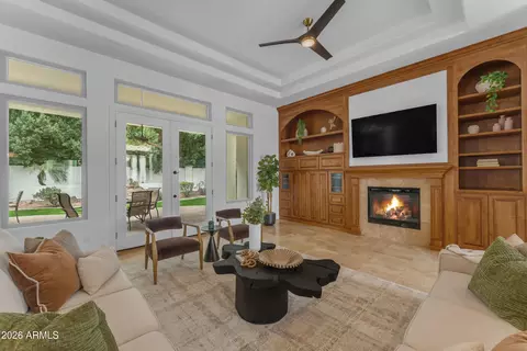 Living - 303 E Wexford Cv, Phoenix, AZ 85020 photo 2 of 5