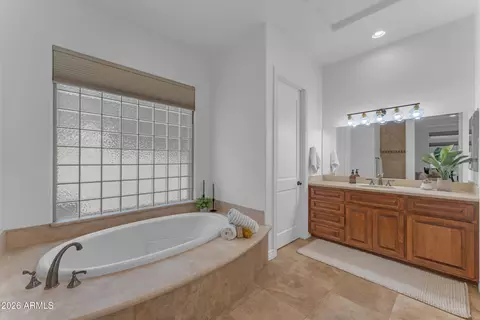 Bath - 303 E Wexford Cv, Phoenix, AZ 85020 photo 3 of 7