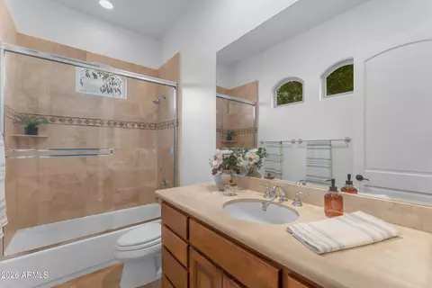 Bath - 303 E Wexford Cv, Phoenix, AZ 85020 photo 6 of 7
