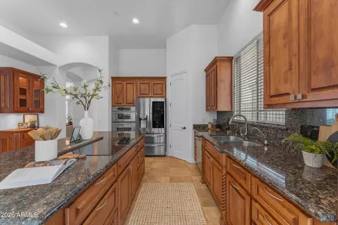 Kitchen - 303 E Wexford Cv, Phoenix, AZ 85020 photo 3 of 4