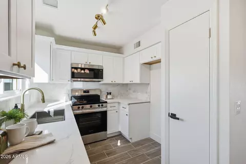 Kitchen - 1410 E Topeka Dr, Phoenix, AZ 85024 photo 2 of 3