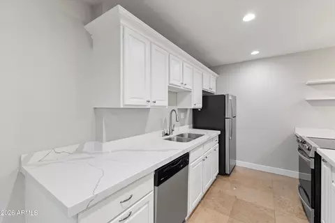 Kitchen - 5525 E Thomas Rd #L1, Phoenix, AZ 85018 photo 2 of 3