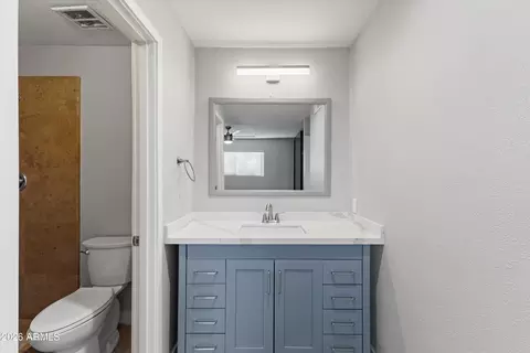 Bath - 5525 E Thomas Rd #L1, Phoenix, AZ 85018 photo 2 of 4
