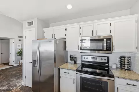 Kitchen - 1314 E Utopia Rd, Phoenix, AZ 85024 photo 4 of 5
