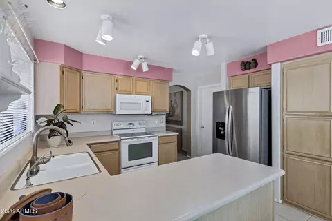 Kitchen - 814 E Sack Dr, Phoenix, AZ 85024 photo 3 of 4