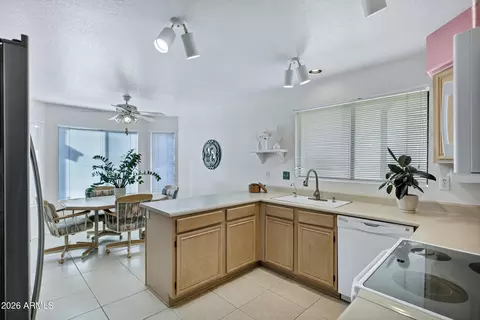 Kitchen - 814 E Sack Dr, Phoenix, AZ 85024 photo 1 of 4