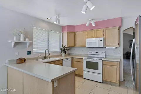 Kitchen - 814 E Sack Dr, Phoenix, AZ 85024 photo 2 of 4