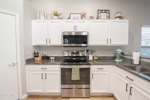 Kitchen - 2218 E Mohave Ln, Apache Junction, AZ 85119 photo 3 of 4
