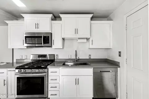 Kitchen - 5225 N 8th Pl, Phoenix, AZ 85014 photo 3 of 4