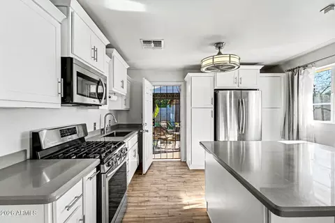 Kitchen - 5225 N 8th Pl, Phoenix, AZ 85014 photo 1 of 4