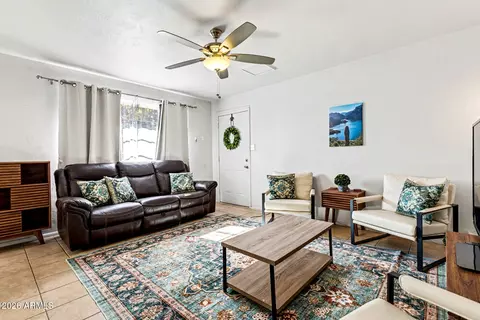 Living - 5225 N 8th Pl, Phoenix, AZ 85014 photo 2 of 4