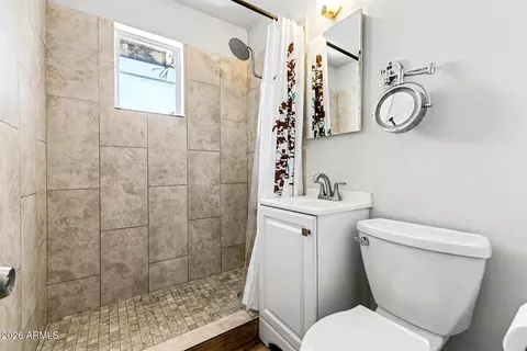Bath - 5225 N 8th Pl, Phoenix, AZ 85014 photo 1 of 2
