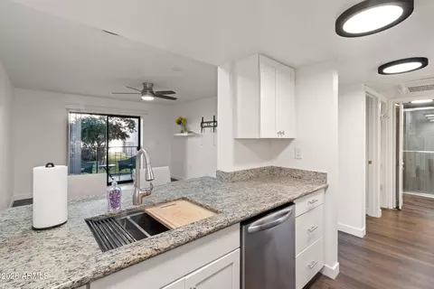 Kitchen - 3033 E Devonshire Ave #1018, Phoenix, AZ 85016 photo 3 of 5