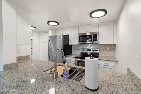 Kitchen - 3033 E Devonshire Ave #1018, Phoenix, AZ 85016 photo 4 of 5
