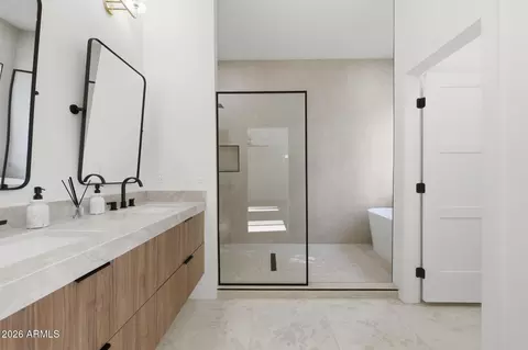Bath - 333 W Seldon Ln, Phoenix, AZ 85021 photo 1 of 15