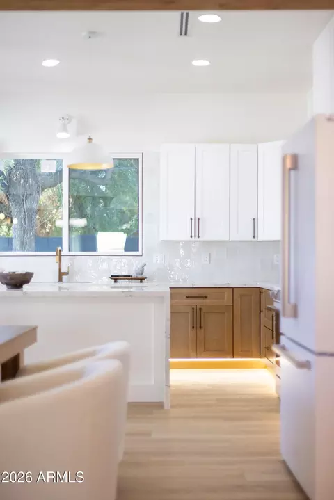 Kitchen - 333 W Seldon Ln, Phoenix, AZ 85021 photo 11 of 14