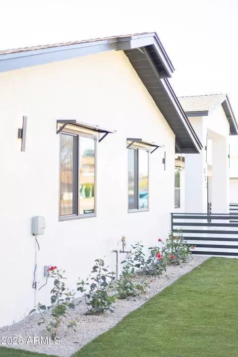 Exterior - 333 W Seldon Ln, Phoenix, AZ 85021 photo 11 of 12