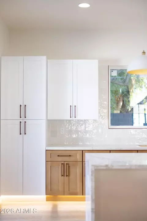 Kitchen - 333 W Seldon Ln, Phoenix, AZ 85021 photo 10 of 14