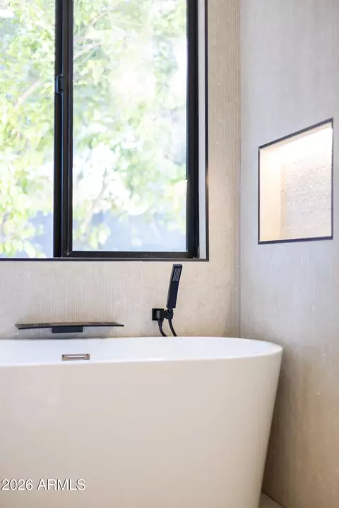 Bath - 333 W Seldon Ln, Phoenix, AZ 85021 photo 5 of 15