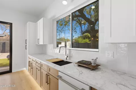 Kitchen - 333 W Seldon Ln, Phoenix, AZ 85021 photo 13 of 14