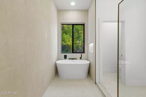Bath - 333 W Seldon Ln, Phoenix, AZ 85021 photo 10 of 15