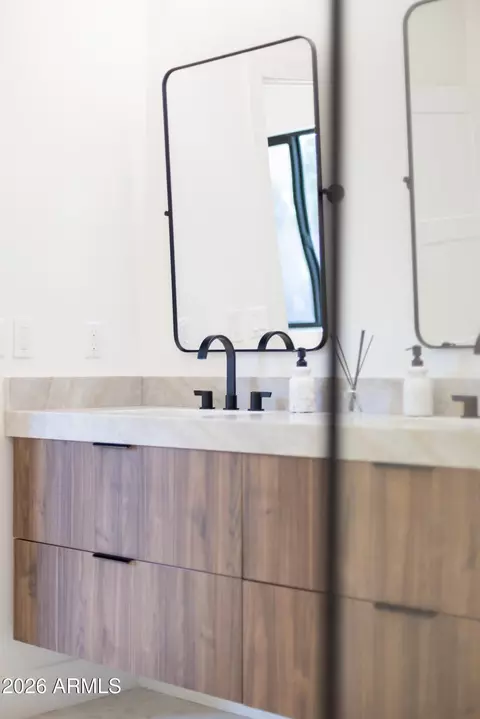 Bath - 333 W Seldon Ln, Phoenix, AZ 85021 photo 6 of 15