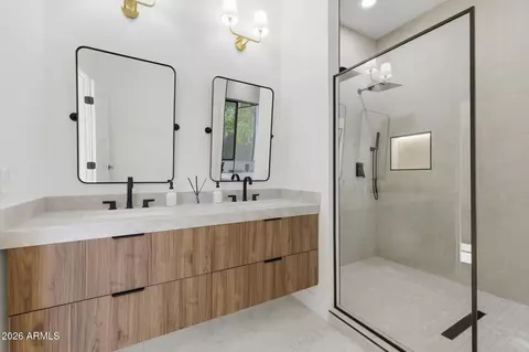 Bath - 333 W Seldon Ln, Phoenix, AZ 85021 photo 4 of 15