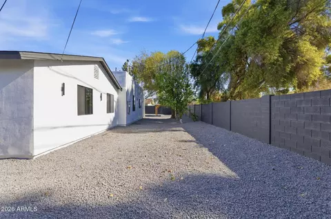 Exterior - 333 W Seldon Ln, Phoenix, AZ 85021 photo 10 of 12