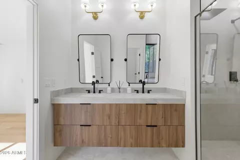 Bath - 333 W Seldon Ln, Phoenix, AZ 85021 photo 8 of 15