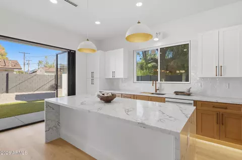 Kitchen - 333 W Seldon Ln, Phoenix, AZ 85021 photo 1 of 14