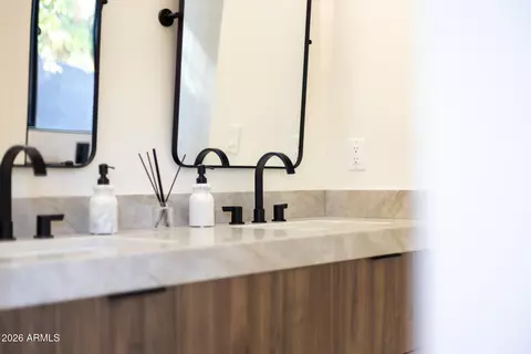 Bath - 333 W Seldon Ln, Phoenix, AZ 85021 photo 7 of 15