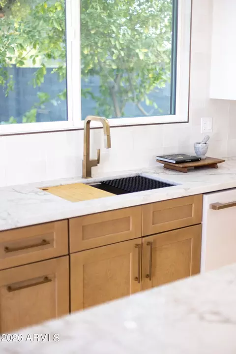 Kitchen - 333 W Seldon Ln, Phoenix, AZ 85021 photo 5 of 14