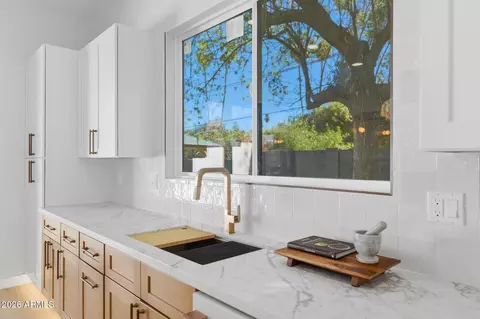 Kitchen - 333 W Seldon Ln, Phoenix, AZ 85021 photo 14 of 14