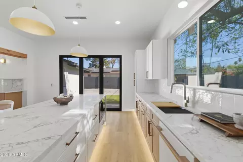 Kitchen - 333 W Seldon Ln, Phoenix, AZ 85021 photo 12 of 14