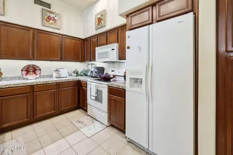 Kitchen - 2989 N 44th St #3018, Phoenix, AZ 85018 photo 3 of 4