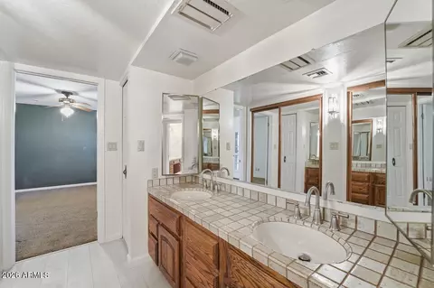Bath - 8432 N 18th Ave, Phoenix, AZ 85021 photo 5 of 7