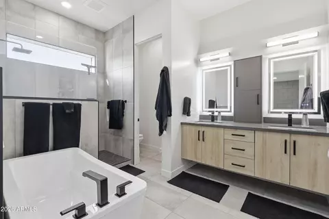 Bath - 377 E Windsor Ave #1, Phoenix, AZ 85004 photo 2 of 3