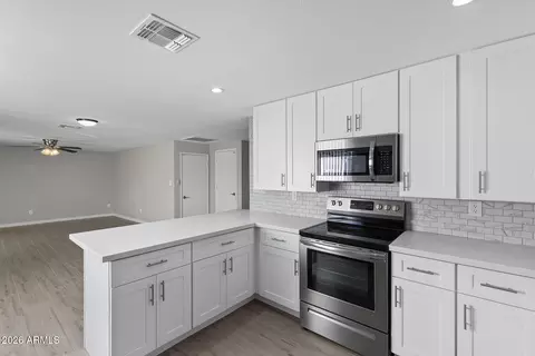 Kitchen - 3749 E Pershing Ave, Phoenix, AZ 85032 photo 5 of 6